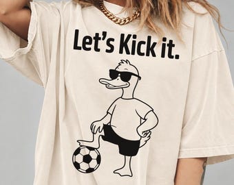 T-shirt « Let's Kick It », T-shirt humoristique avec un canard et un logo de footballeur, T-shirt cool avec un canard et des lunettes de soleil, Cadeau pour les fans de foot, T-shirt d'été