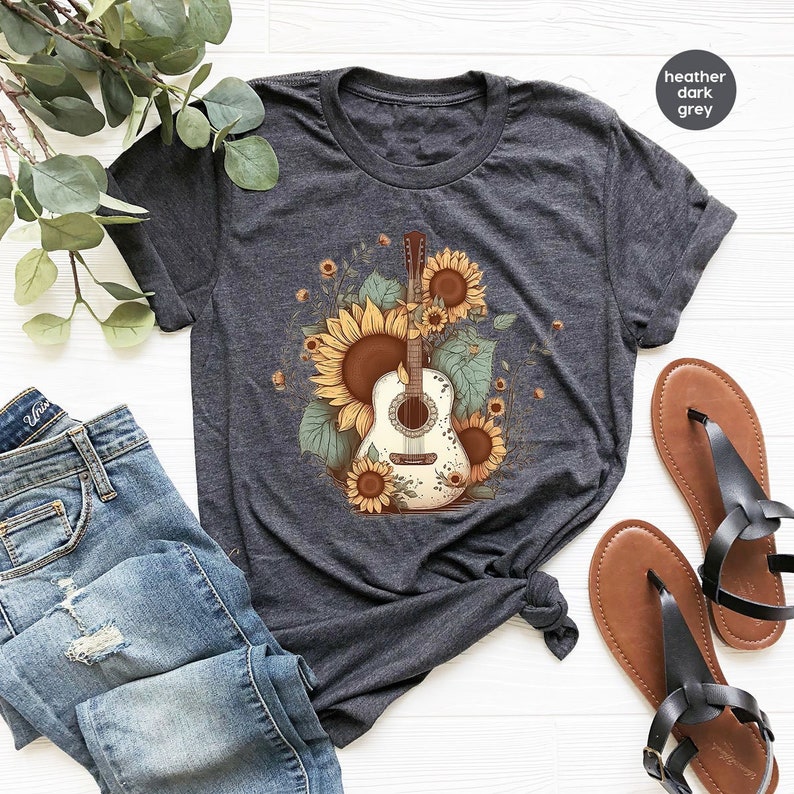 Camiseta retro de guitarra, camisetas con estampado de girasoles, regalo para ella, camiseta de música country, atuendo western floral, regalos para guitarristas, camiseta sureña con cuello en V imagen 1