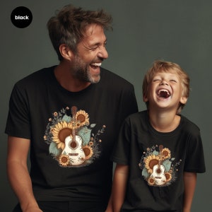 Camiseta retro de guitarra, camisetas con estampado de girasoles, regalo para ella, camiseta de música country, atuendo western floral, regalos para guitarristas, camiseta sureña con cuello en V imagen 3