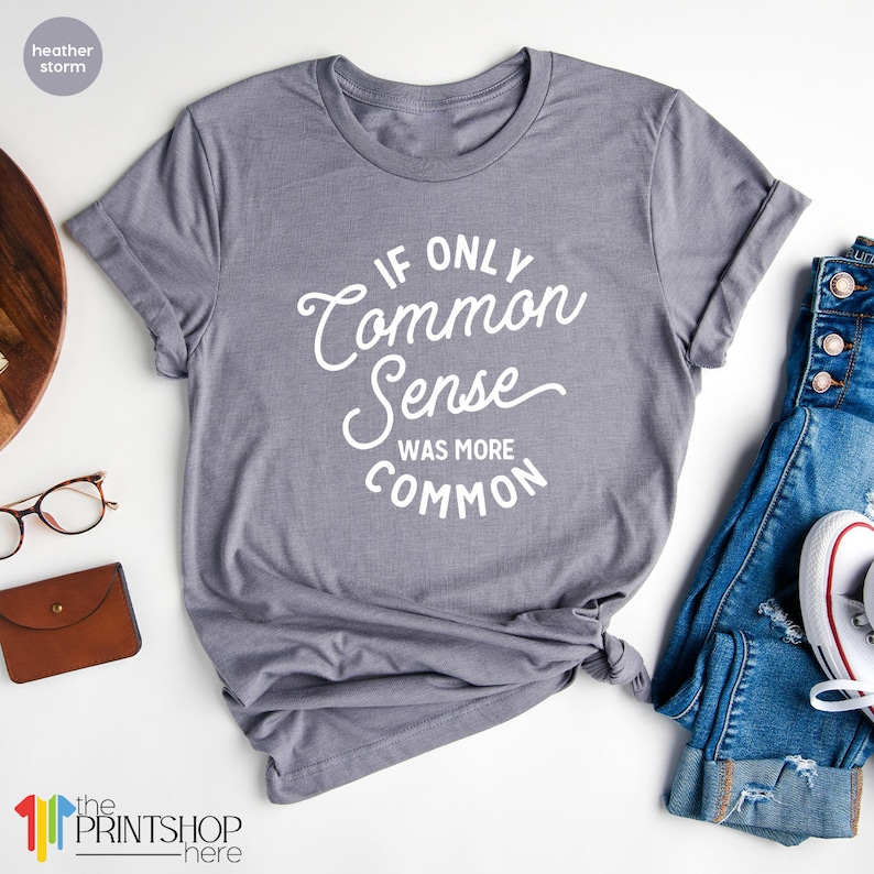 Peut inclure: T-shirt gris avec un texte blanc qui dit "Si seulement le bon sens &eacute;tait plus courant".