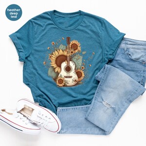 Camiseta retro de guitarra, camisetas con estampado de girasoles, regalo para ella, camiseta de música country, atuendo western floral, regalos para guitarristas, camiseta sureña con cuello en V imagen 4