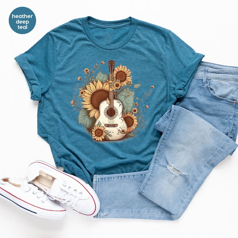 Camiseta retro de guitarra, camisetas con estampado de girasoles, regalo para ella, camiseta de música country, atuendo western floral, regalos para guitarristas, camiseta sureña con cuello en V imagen 4