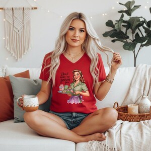 Don't Make Me Poison You Sarcastic Shirt, Funny Retro Housewife Woman Graphic Tee, Dark Humor Vintage Style Apparel immagine 8