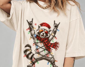 Camiseta navideña de mapache rockero, camiseta gráfica navideña de mapache heavy metal, sudadera divertida de animales rockeros para las fiestas.