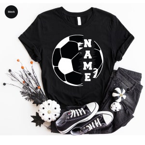 Maglietta personalizzata per la mamma di un calciatore, maglietta da calcio personalizzata, regali per calciatori, maglietta con scollo a V da calcio, maglietta da giocatore di calcio, magliette grafiche da calcio immagine 5