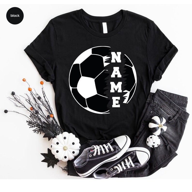Maglietta personalizzata per la mamma di un calciatore, maglietta da calcio personalizzata, regali per calciatori, maglietta con scollo a V da calcio, maglietta da giocatore di calcio, magliette grafiche da calcio immagine 5