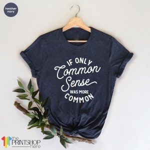 Peut inclure: Un t-shirt bleu marine chin&eacute; avec le texte "Si seulement le bon sens &eacute;tait plus courant" imprim&eacute; en blanc.