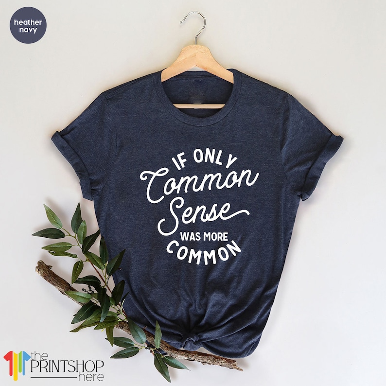 Peut inclure: Un t-shirt bleu marine chin&eacute; avec le texte "Si seulement le bon sens &eacute;tait plus courant" imprim&eacute; en blanc.