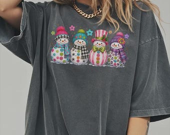 T-shirt Comfort Colors® Bonhomme de neige mignon, T-shirt graphique fantaisie de Noël avec bonhommes de neige, Sweat-shirt festif pour les fêtes d'hiver, T-shirt de Noël coloré