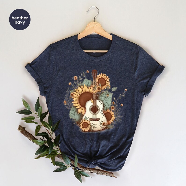 Camiseta retro de guitarra, camisetas con estampado de girasoles, regalo para ella, camiseta de música country, atuendo western floral, regalos para guitarristas, camiseta sureña con cuello en V imagen 7