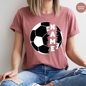 Maglietta personalizzata per la mamma di un calciatore, maglietta da calcio personalizzata, regali per calciatori, maglietta con scollo a V da calcio, maglietta da giocatore di calcio, magliette grafiche da calcio immagine 8