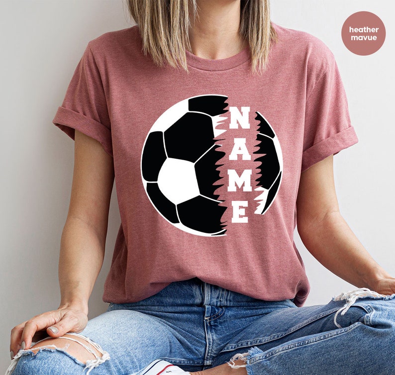 Maglietta personalizzata per la mamma di un calciatore, maglietta da calcio personalizzata, regali per calciatori, maglietta con scollo a V da calcio, maglietta da giocatore di calcio, magliette grafiche da calcio immagine 8