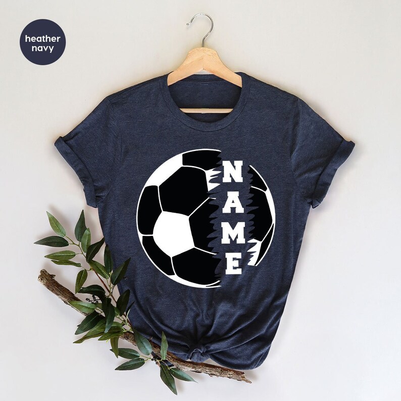 Maglietta personalizzata per la mamma di un calciatore, maglietta da calcio personalizzata, regali per calciatori, maglietta con scollo a V da calcio, maglietta da giocatore di calcio, magliette grafiche da calcio immagine 2