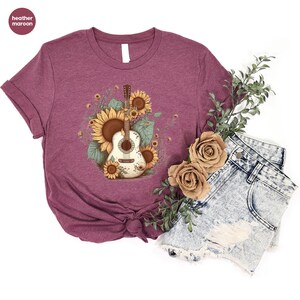 Camiseta retro de guitarra, camisetas con estampado de girasoles, regalo para ella, camiseta de música country, atuendo western floral, regalos para guitarristas, camiseta sureña con cuello en V imagen 5