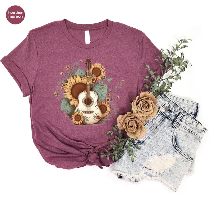 Camiseta retro de guitarra, camisetas con estampado de girasoles, regalo para ella, camiseta de música country, atuendo western floral, regalos para guitarristas, camiseta sureña con cuello en V imagen 5