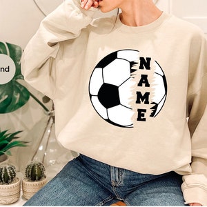 Maglietta personalizzata per la mamma di un calciatore, maglietta da calcio personalizzata, regali per calciatori, maglietta con scollo a V da calcio, maglietta da giocatore di calcio, magliette grafiche da calcio immagine 4
