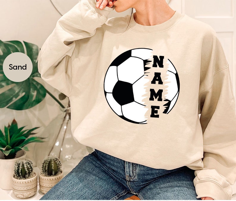 Maglietta personalizzata per la mamma di un calciatore, maglietta da calcio personalizzata, regali per calciatori, maglietta con scollo a V da calcio, maglietta da giocatore di calcio, magliette grafiche da calcio immagine 4