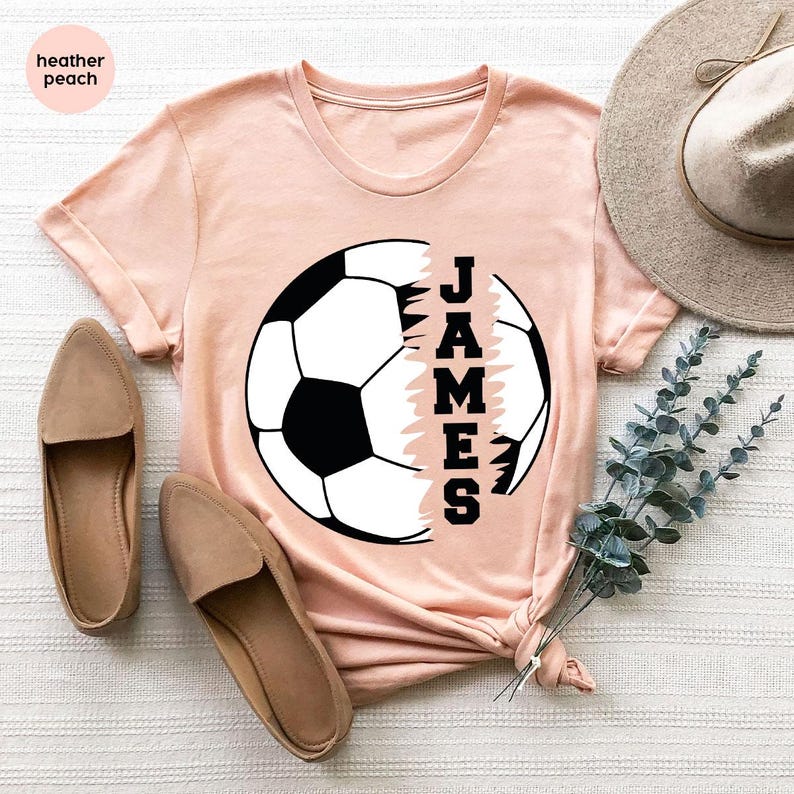 Maglietta personalizzata per la mamma di un calciatore, maglietta da calcio personalizzata, regali per calciatori, maglietta con scollo a V da calcio, maglietta da giocatore di calcio, magliette grafiche da calcio immagine 1