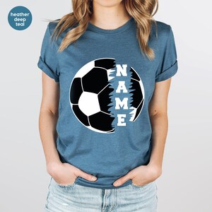 Maglietta personalizzata per la mamma di un calciatore, maglietta da calcio personalizzata, regali per calciatori, maglietta con scollo a V da calcio, maglietta da giocatore di calcio, magliette grafiche da calcio immagine 6