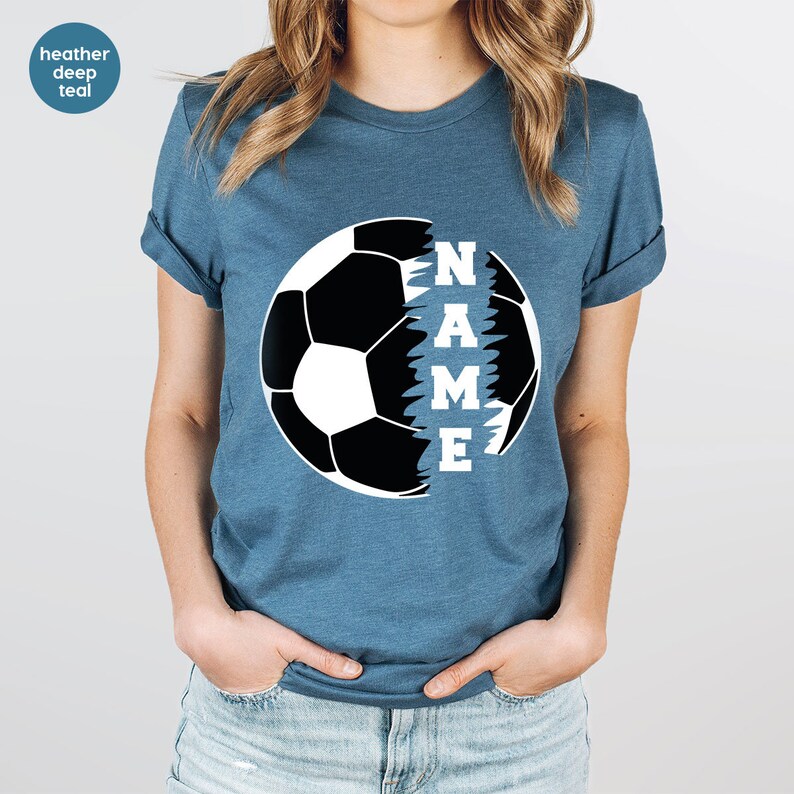 Maglietta personalizzata per la mamma di un calciatore, maglietta da calcio personalizzata, regali per calciatori, maglietta con scollo a V da calcio, maglietta da giocatore di calcio, magliette grafiche da calcio immagine 6