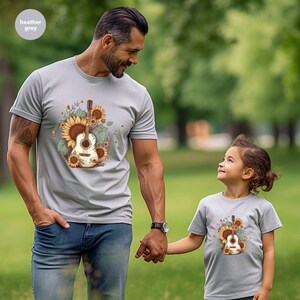 Camiseta retro de guitarra, camisetas con estampado de girasoles, regalo para ella, camiseta de música country, atuendo western floral, regalos para guitarristas, camiseta sureña con cuello en V imagen 2