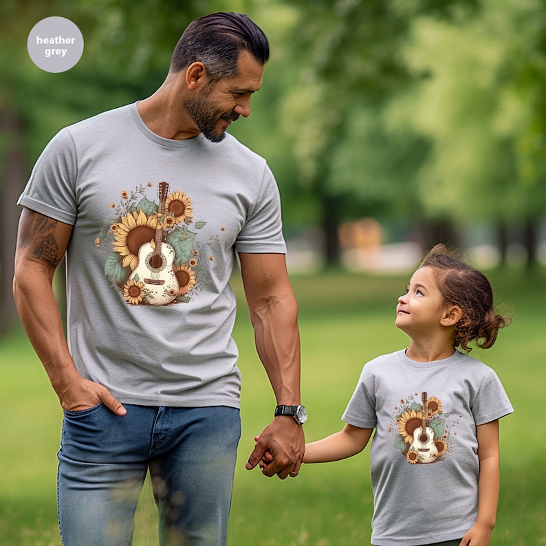 Camiseta retro de guitarra, camisetas con estampado de girasoles, regalo para ella, camiseta de música country, atuendo western floral, regalos para guitarristas, camiseta sureña con cuello en V imagen 2
