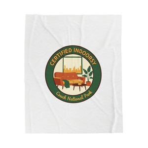 Könnte beinhalten: Weiße Decke mit einem kreisförmigen Grafikdesign. Die Grafik zeigt eine Wohnzimmerszene mit Sofa, Couchtisch und Stadtlandschaft, umgeben von dem Text "CERTIFIED INDOORSY" und "Couch National Park" in Grün und Orange.