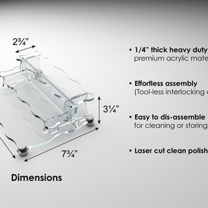 Pode incluir: Um expositor de acr&iacute;lico transparente de dois n&iacute;veis com bordas onduladas. O expositor mede 30 cm de largura, 20 cm de profundidade e 8 cm de altura. O expositor &eacute; feito de acr&iacute;lico de alta resist&ecirc;ncia de 6 mm de espessura. &Eacute; f&aacute;cil de montar e desmontar para limpar ou guardar. O expositor tem bordas polidas cortadas a laser.