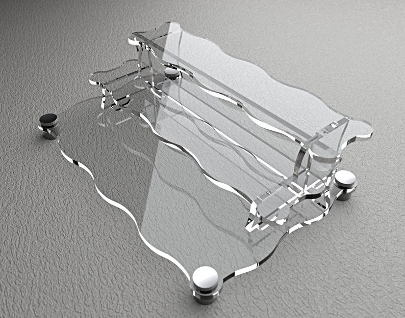 Pode incluir: Uma estante de acr&iacute;lico transparente com um design ondulado e detalhes em metal prateado. A estante tem dois n&iacute;veis e &eacute; suportada por quatro p&eacute;s de metal.