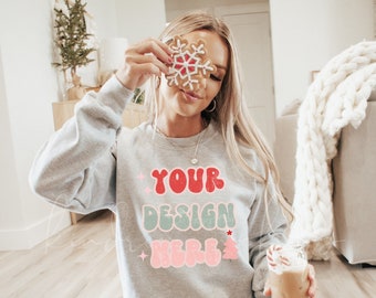 Gildan 18000 asmodel | Grijze kerstsweatshirt mockup| Gildan kerstmodellen