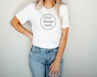 Könnte beinhalten: Ein weißes T-Shirt mit einem schwarzen Kreis und dem Text "your design here" in der Mitte.