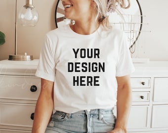 Könnte beinhalten: Ein weißes T-Shirt mit dem Text "YOUR DESIGN HERE" in Schwarz gedruckt.