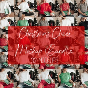 Op de afbeelding: Een verzameling afbeeldingen met verschillende t-shirts en sweatshirts in kleuren zoals wit, rood en grijs. De tekst "Christmas Cheer Mockup Bundle" is over de afbeeldingen geplaatst, met "32 Mockups" eronder. Elke afbeelding toont een persoon met een groen boek.