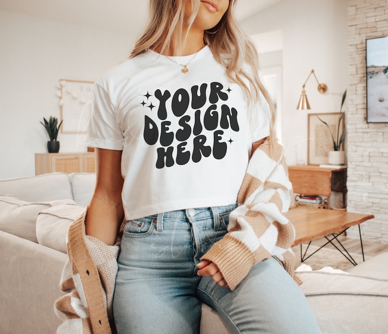 1580 nächstes Level Ideal Crop Top Mockup | Weißes abgeschnittenes T-Shirt Mockup | Schultüten Mockup Bild 1