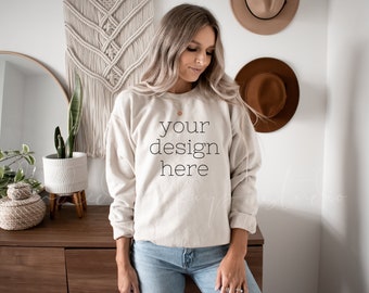 18000 Mockup di felpa color sabbia / Mockup Gildan 18000 / Mockup di maglione / Mockup di modelli