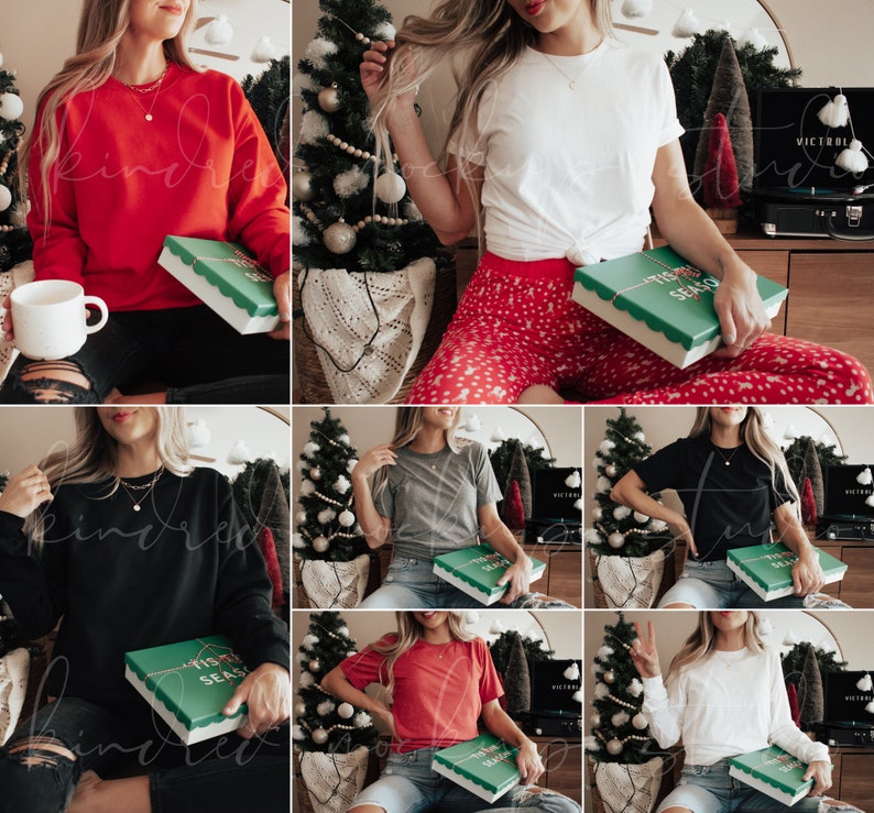 Op de afbeelding: Een collectie tops in verschillende kleuren, waaronder rood, wit, zwart, grijs en rood, gecombineerd met jeans. Elke persoon houdt een groene doos vast met de tekst "'Tis the Season". Een kerstboom en decoraties zijn op de achtergrond te zien.