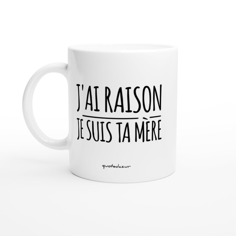 Puede incluir: Taza de cer&aacute;mica blanca con texto negro que dice "J'AI RAISON JE SUIS TA M&Egrave;RE" y la palabra "quotecaz" en texto m&aacute;s peque&ntilde;o debajo.