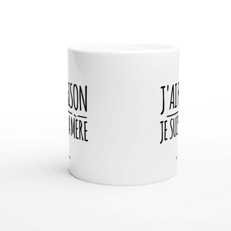 Puede incluir: Taza de cer&aacute;mica blanca con texto negro que dice "J'ai raison, je suis la m&egrave;re" a la derecha y "raison la m&egrave;re" a la izquierda.