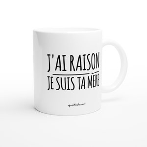 Puede incluir: Taza de cer&aacute;mica blanca con texto negro que dice "J'AI RAISON JE SUIS TA M&Egrave;RE" y la palabra "quotecazue" en la parte inferior.