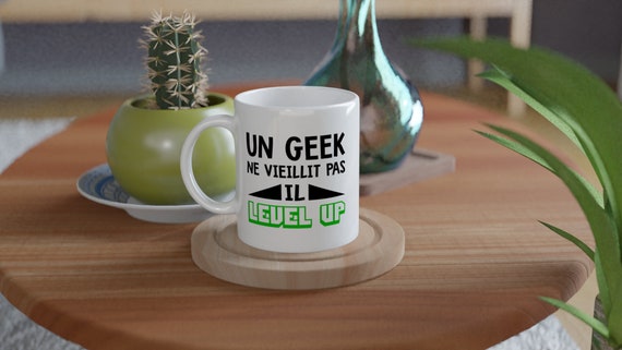 Mug Un Geek Ne Vieillit Pas Il Level Up - Idée Cadeau Collègue