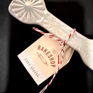 Anthropologie Lapin Regency Ceramic Luster White Cake Pie Server NEW with Tags bild 2