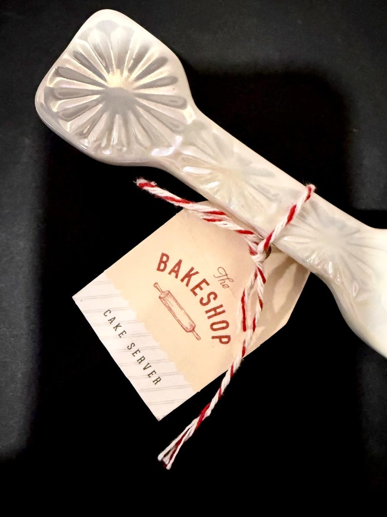 Anthropologie Lapin Regency Ceramic Luster White Cake Pie Server NEW with Tags bild 2