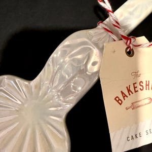 Anthropologie Lapin Regency Ceramic Luster White Cake Pie Server NEW with Tags bild 7