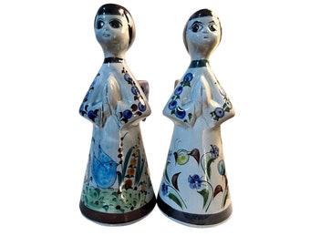 Puede incluir: Dos figuritas de ángel de cerámica con diseños florales pintados y detalles azules. Los ángeles están de pie con las manos juntas en oración.