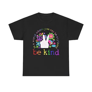 In einer Welt, in der Sie alles sein können, seien Sie Art Shirt, seien Sie Art T-Shirt, Freundlichkeit Shirt, Art T-Shirt, Glück Shirt, inspirierendes Shirt