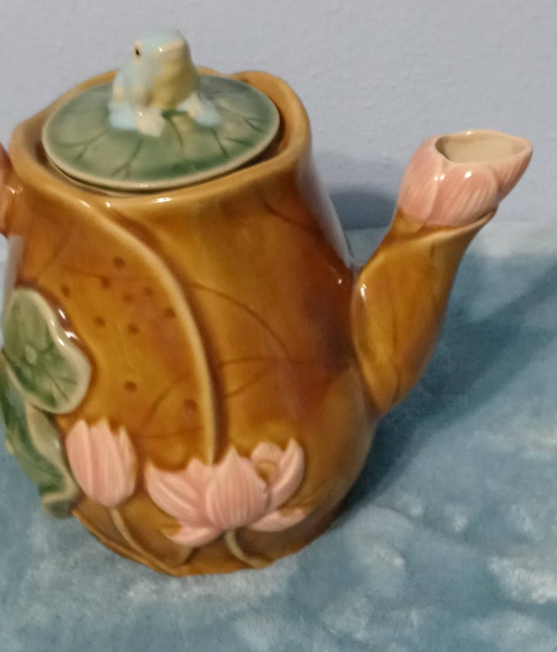 Majolica Ceramic Lily Pad Tea Pot With Frog on the Lid Vintage