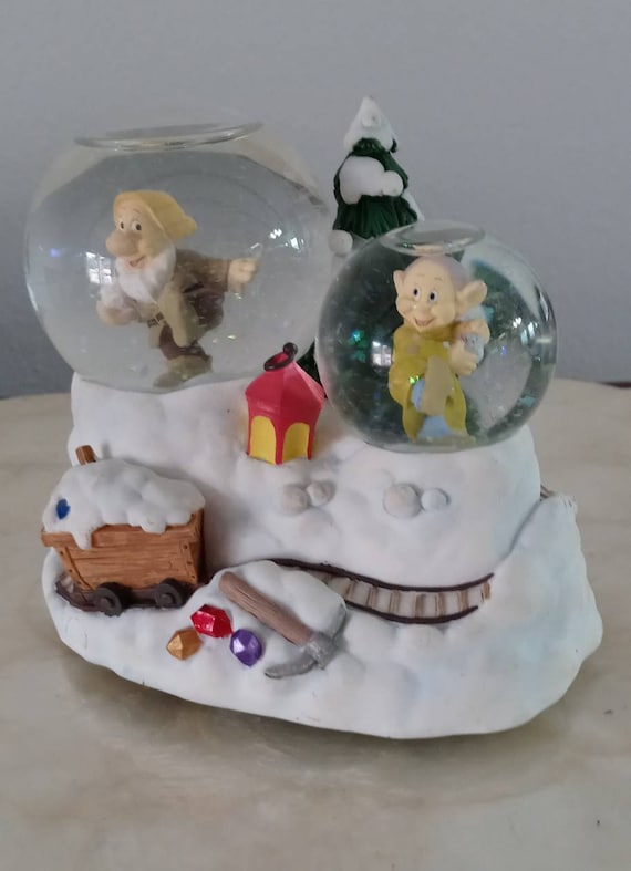 Boules de Neige - Les Classiques Disney  Boule de neige, Boule à neige  disney, Décorations disney