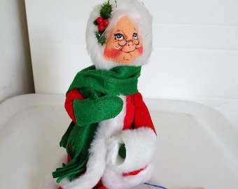 Vintage 1991 Annalee Mobilitee 8" Mrs. Claus w/Muff & Hang Tag