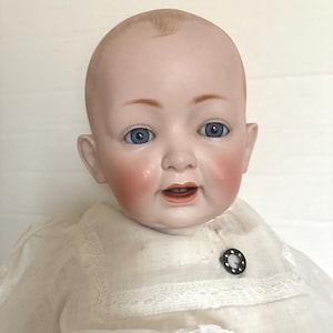 Antikes deutsches 50 cm Kestner JDK Solid Dome Bisque Baby in antiker Kleidung