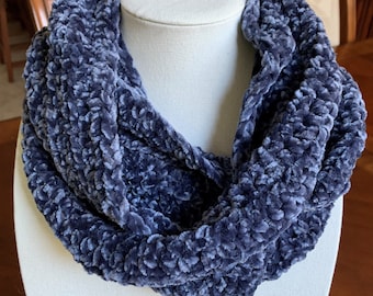 Velvet Infinity Scarf - Indigo Blue - Hecho a mano